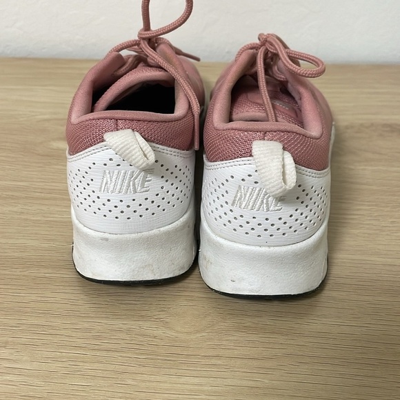 Nike Women’s Pink Tennis Shoes Size 7 - Picture 5 of 6